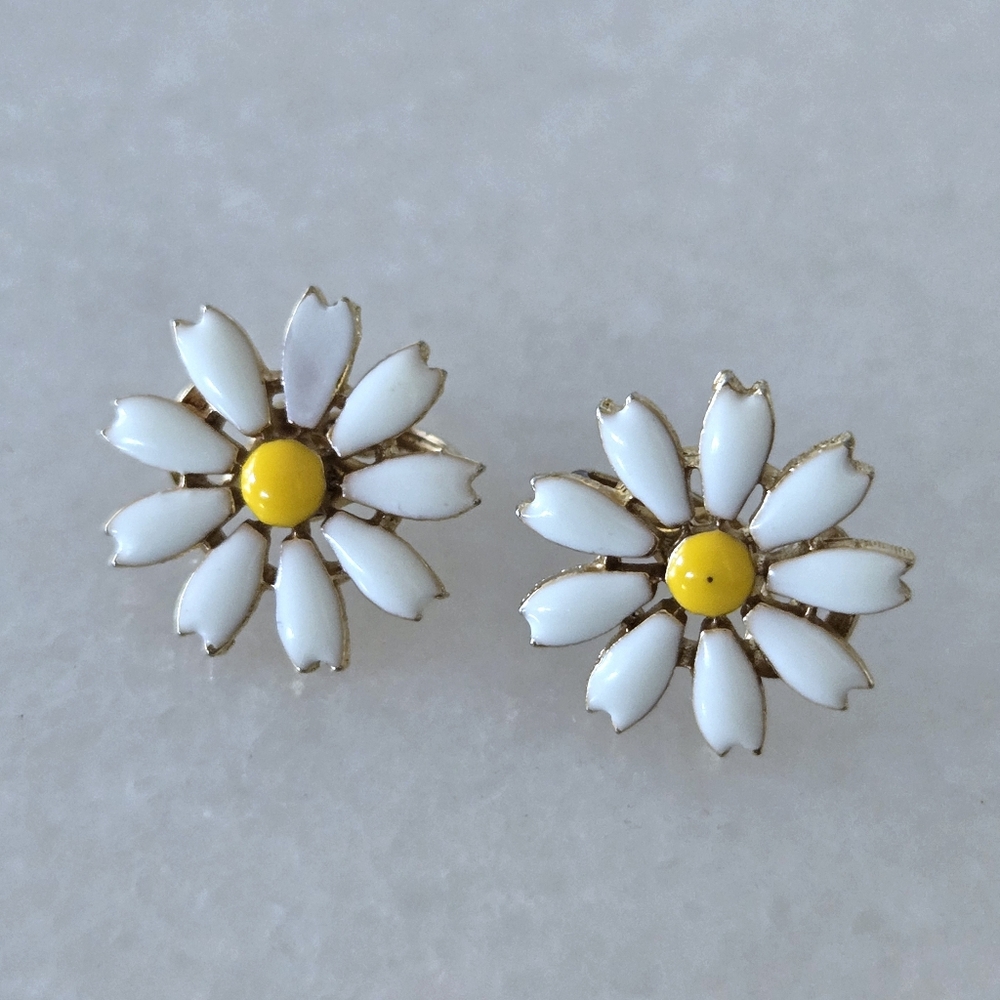 Vtg Daisy Clip On Earrings, Dainty, Spring
